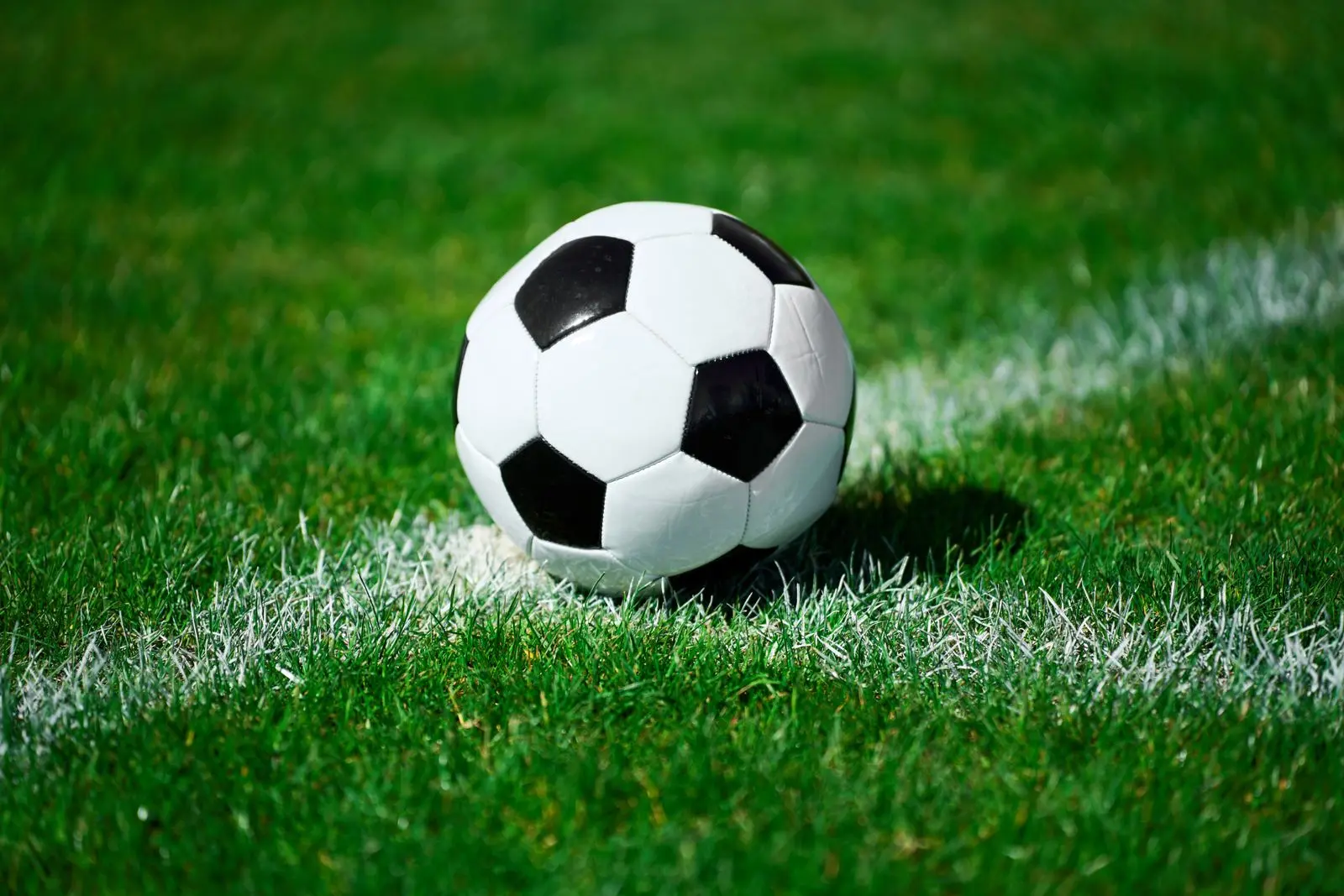 Fußballspiel fußballplatz mit fußball