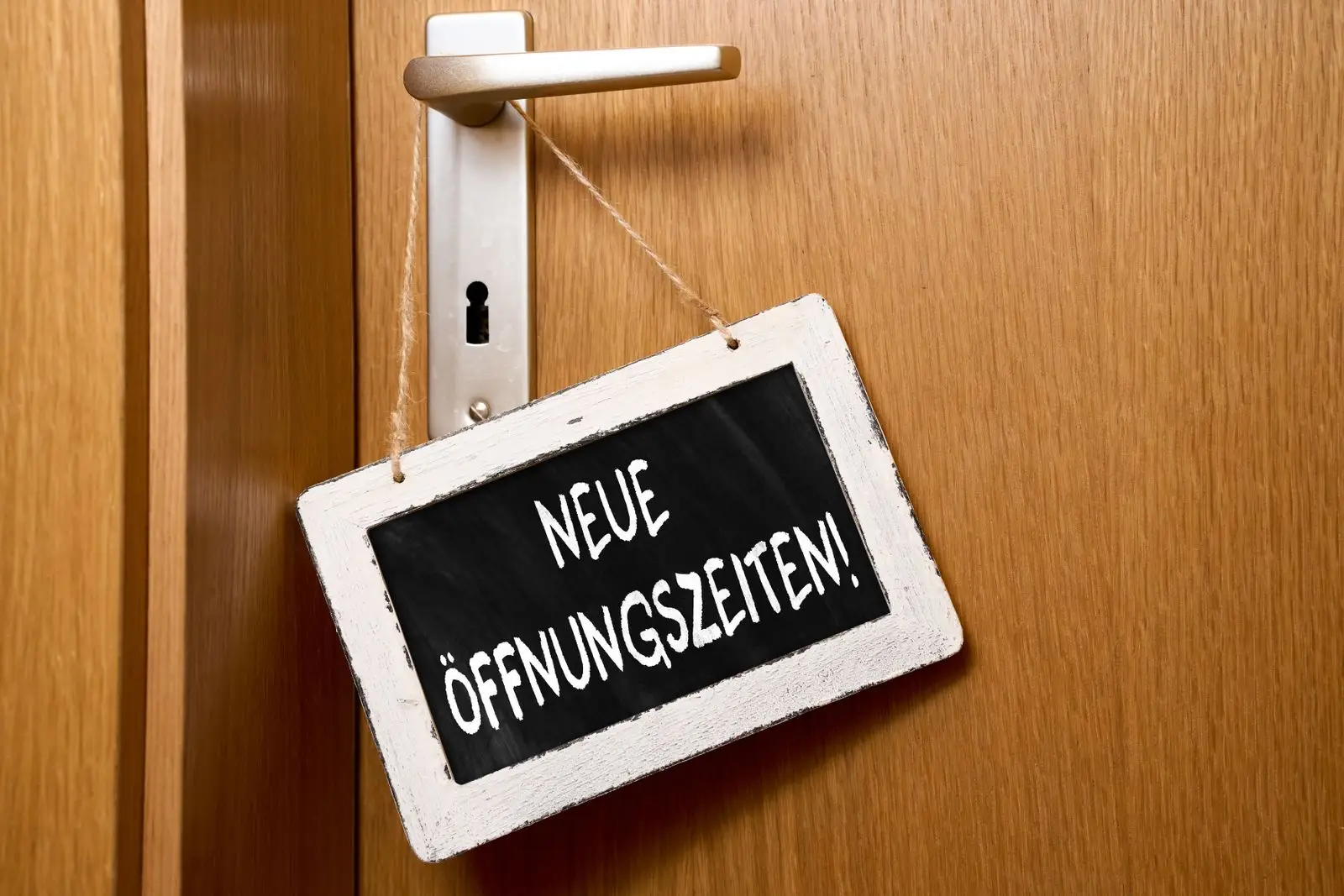Geänderte öffnungszeiten schild