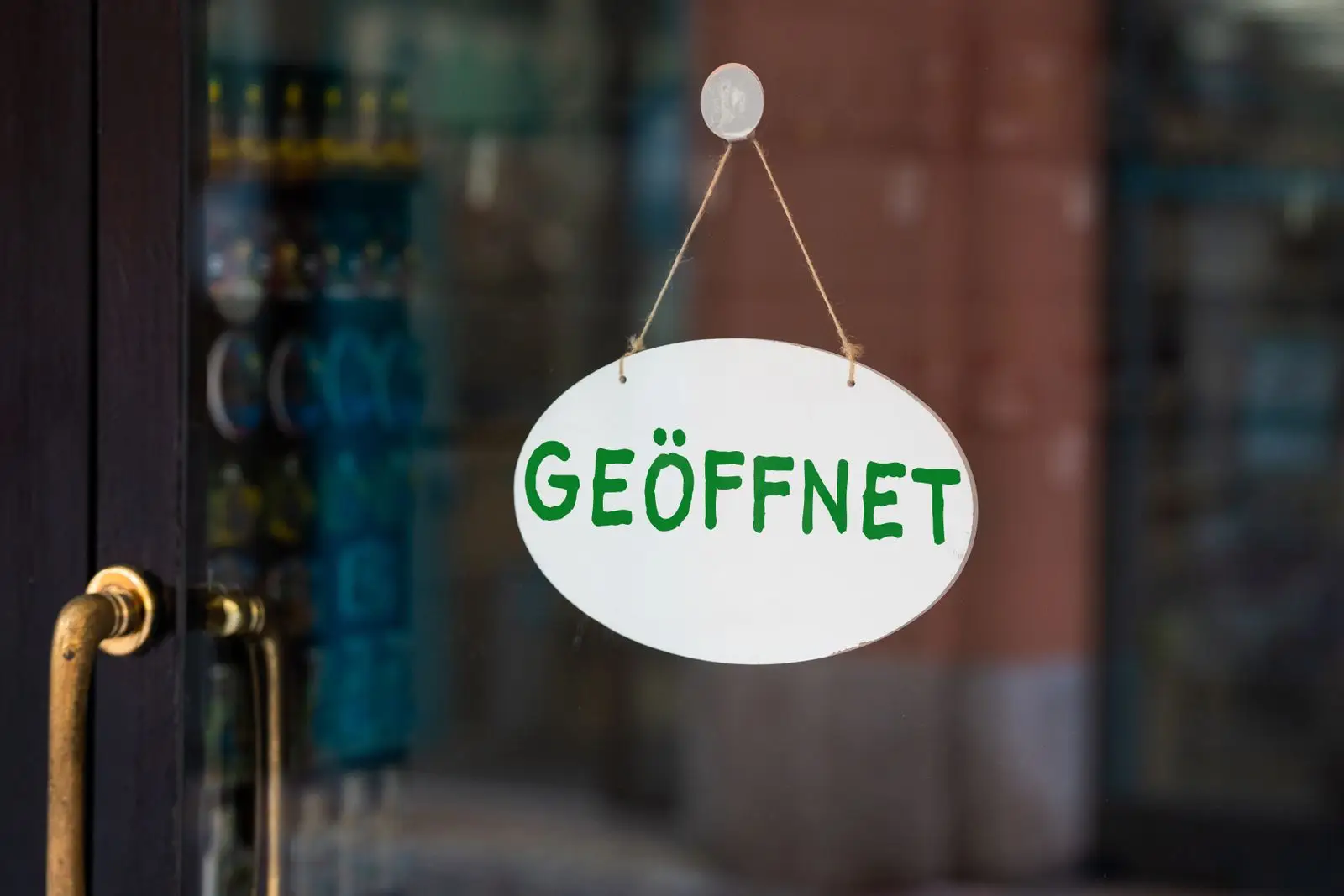 Geöffnet schild an türe