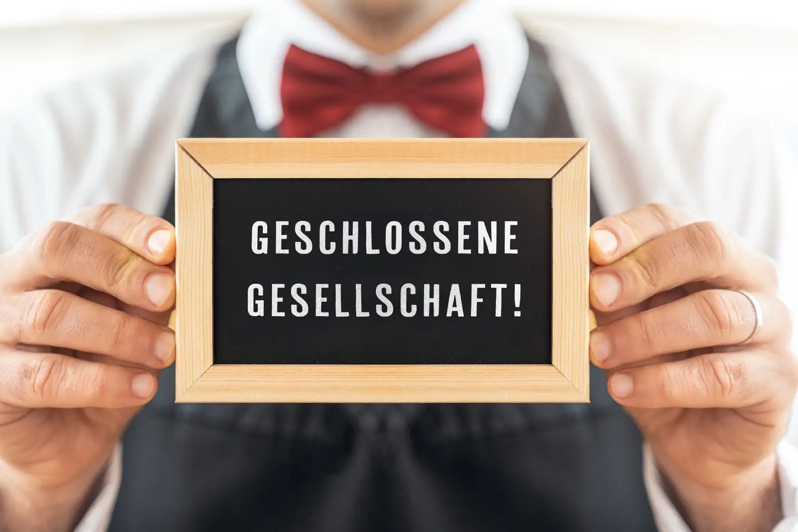 Geschlossene gesellschaft bild auf tafel im restaurant