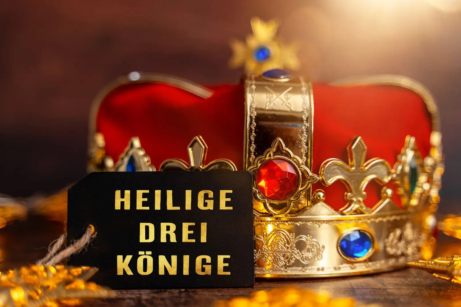 Heilige drei könige – rote krone mit goldenem schild, symbolik der könige am dreikönigstag.