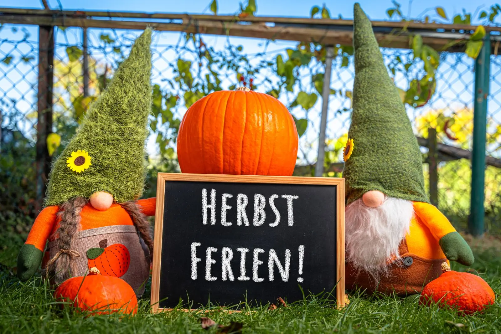 Herbstferien auf einem schild ferien im hersbt