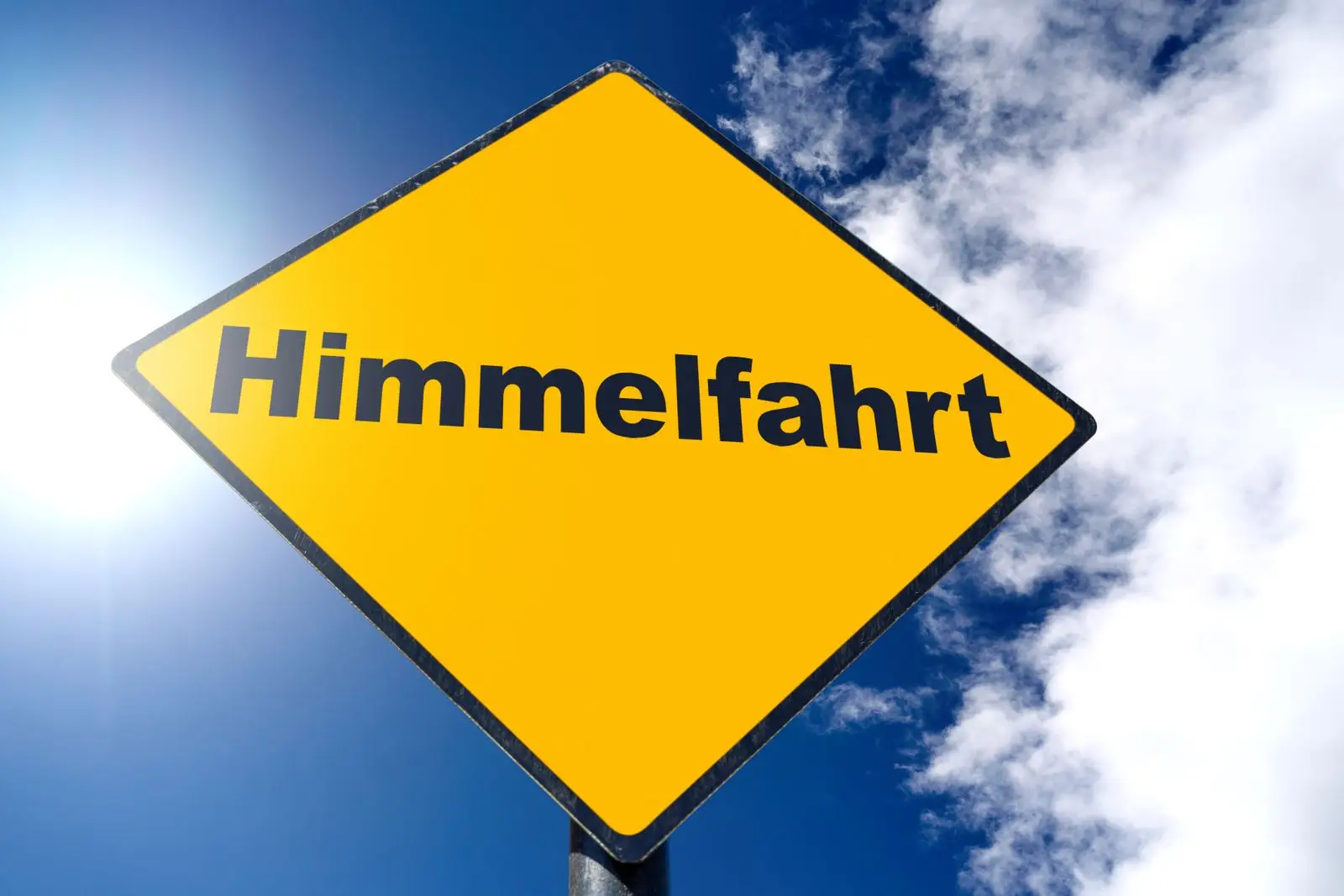 Himmelfahrtstag schild mit aufschrift himmelfahrt