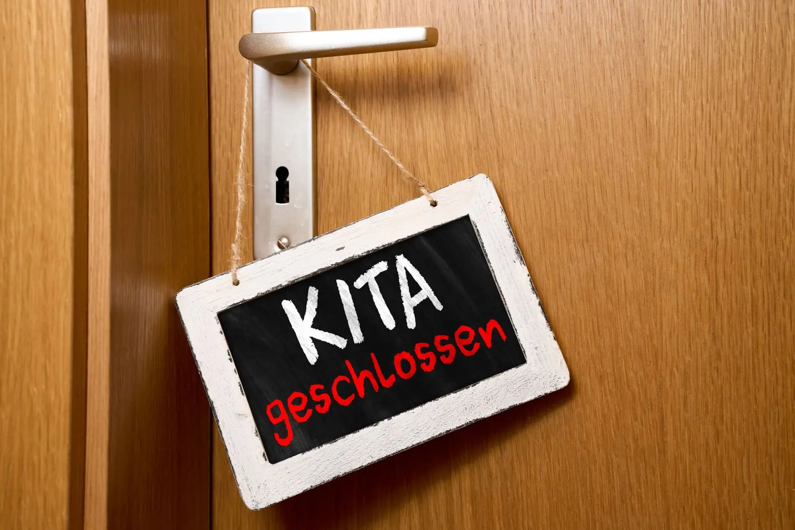 Kita geschlossen auf tafel