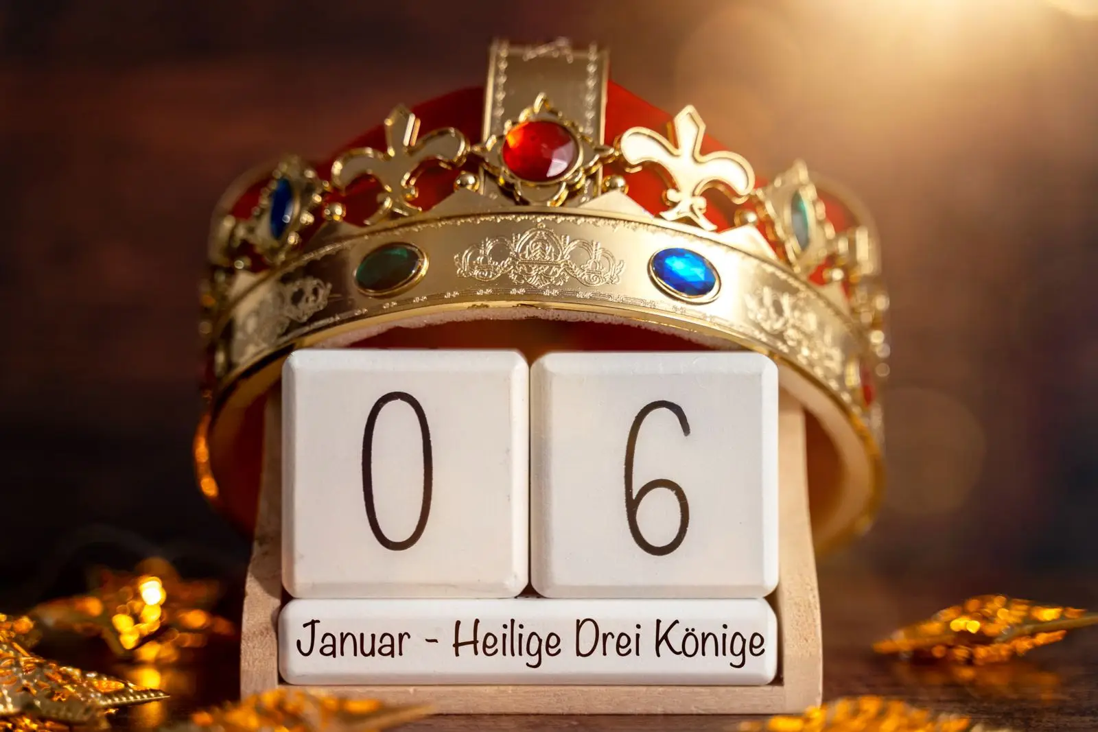 Kalender zeigt 6. Januar, feiertag der heiligen drei könige, mit goldener krone.