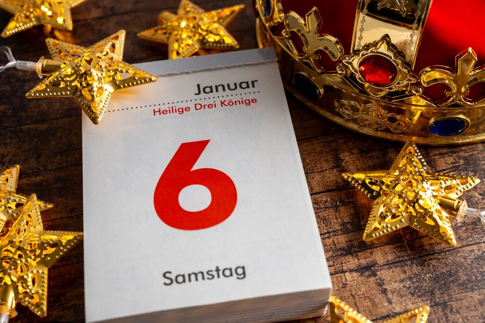 Kalenderblatt zum 6. Januar – heilige drei konige mit krone und goldenen sternen