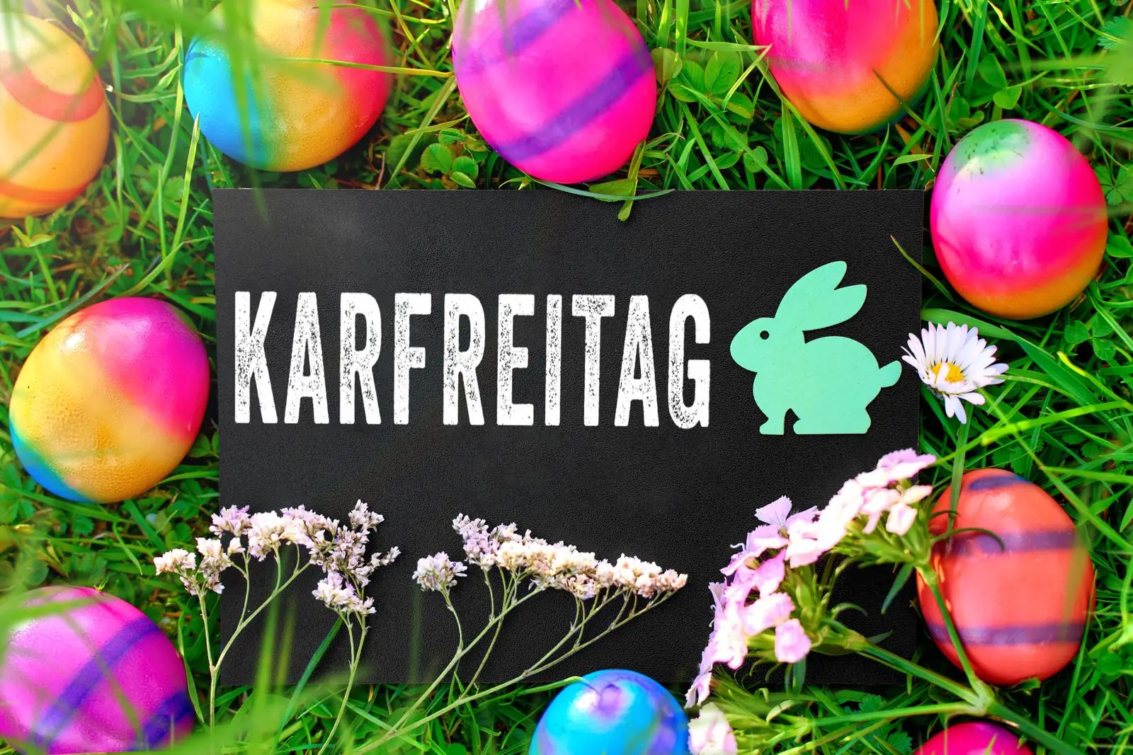 Karfreitag schrift mit osterhase & bunten eiern