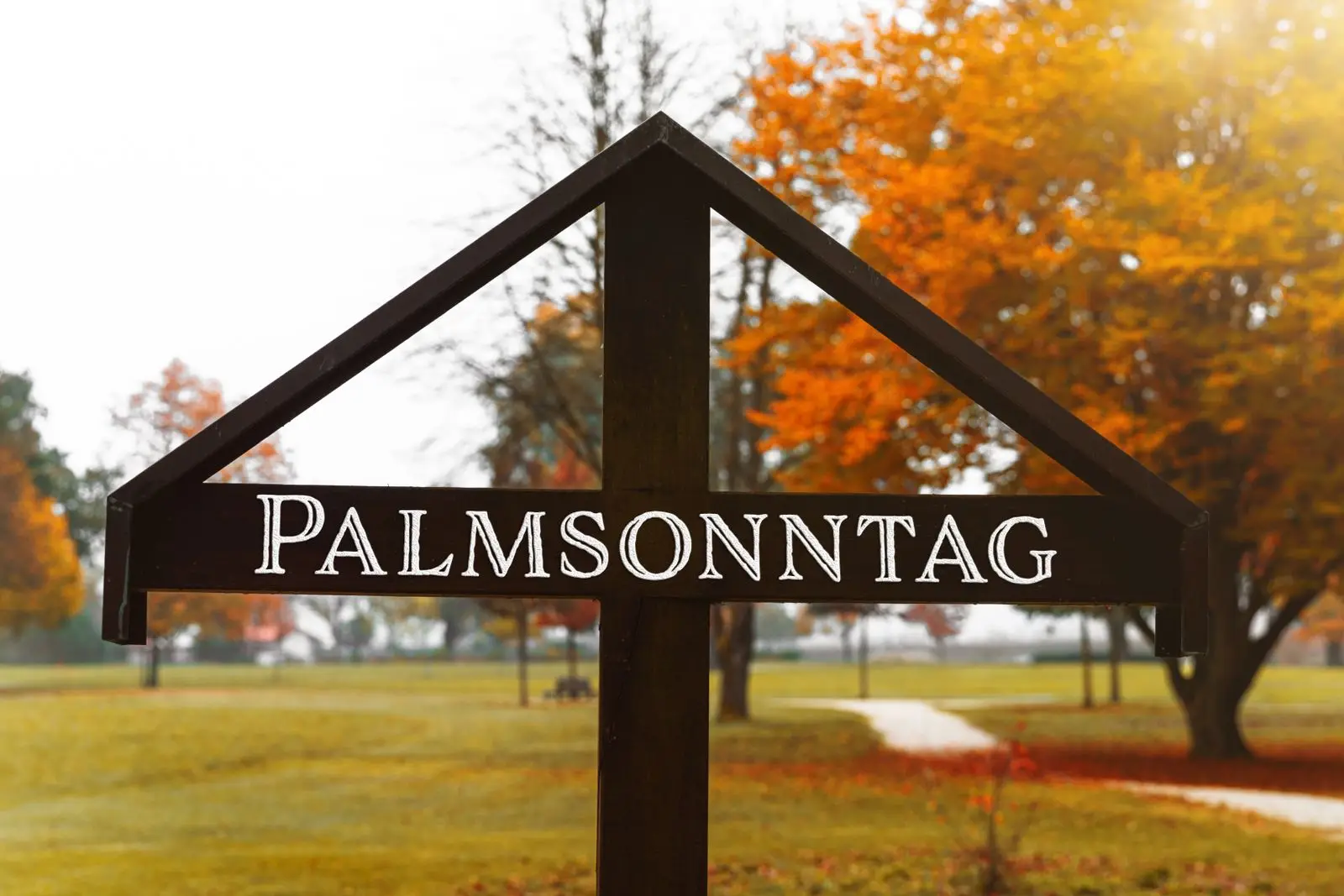 Kreuz zu palmsonntag im park
