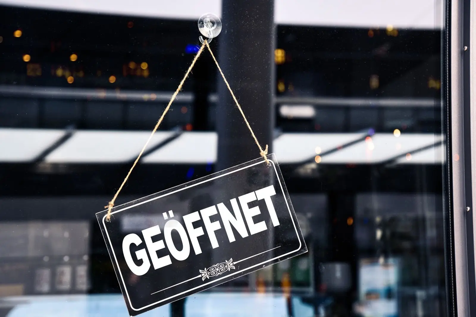 Laden geöffnet bilder 1 laden geoffnet schild hangt an ture Laden geöffnet - schild hängt an türe