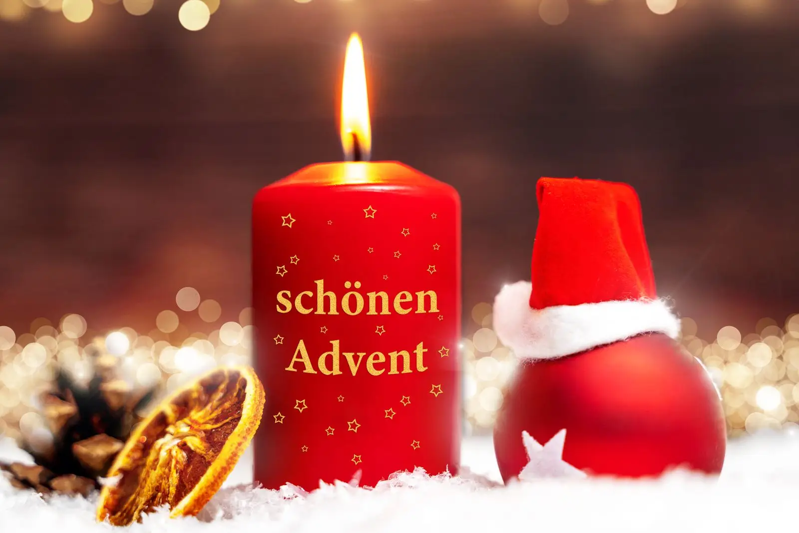 Lustiger adventsgruß: rote kerze mit 'schönen advent', kugel mit mütze, deko im schnee.