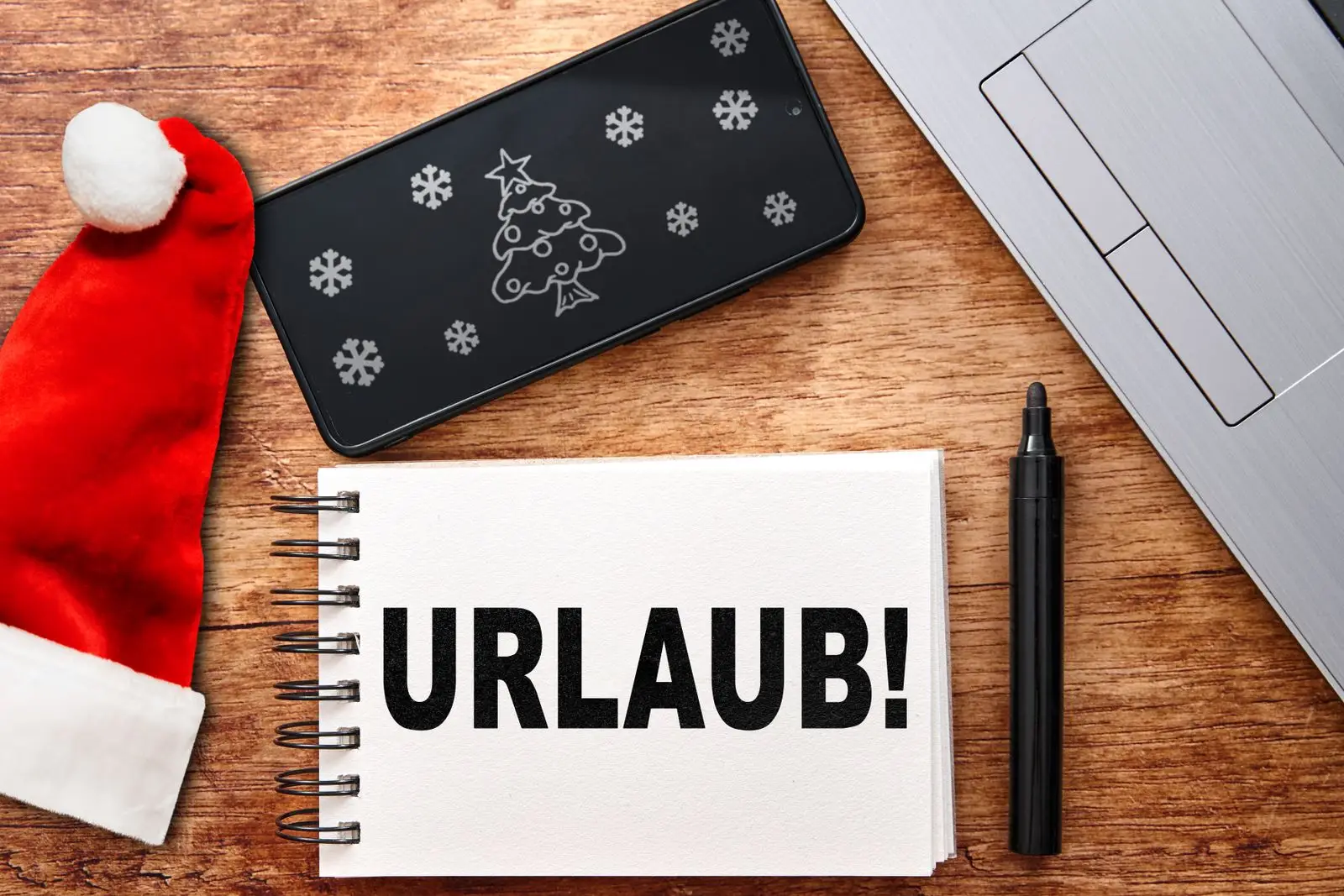 Notiz mit 'urlaub! ' und weihnachtsmütze. Weihnachtsurlaub ankündigung.