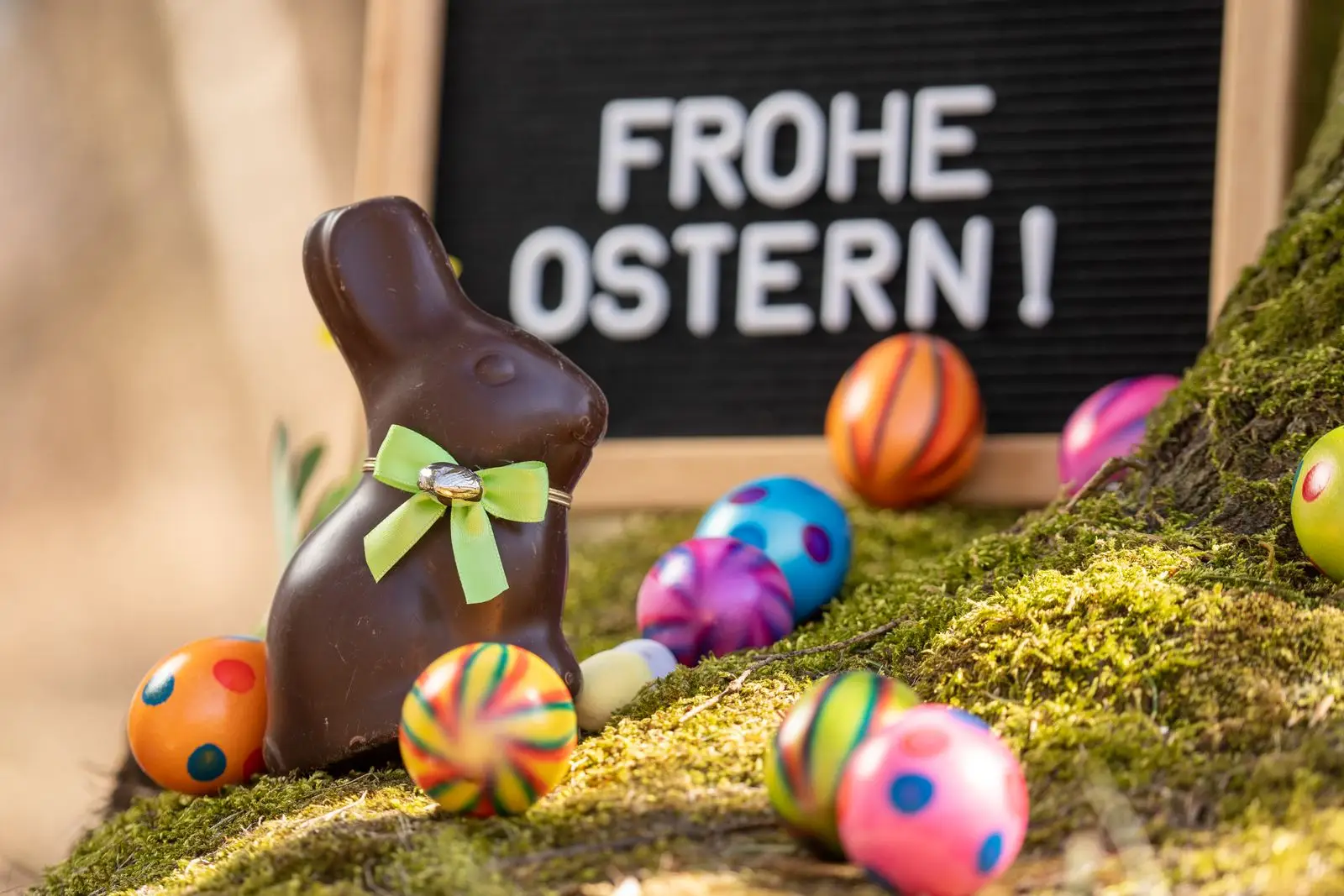 Ostergrus frohe ostern schriftzug mit ostereiern