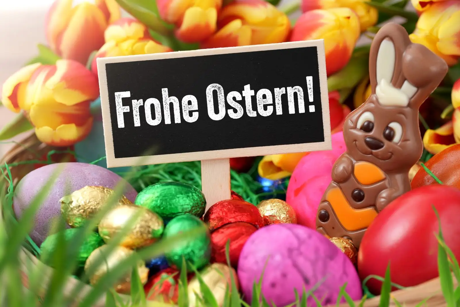 Ostergruse whatsapp osterhase mit ostereiern im osternest