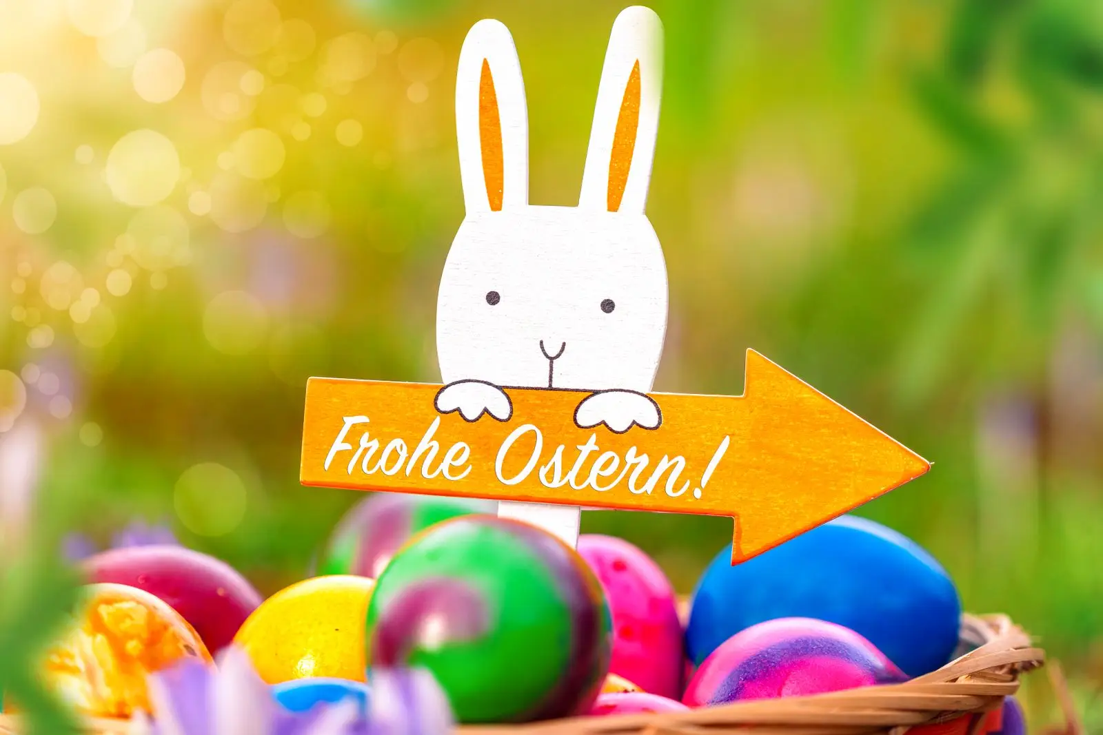 Osternest mit bunten ostereiern und osterhase