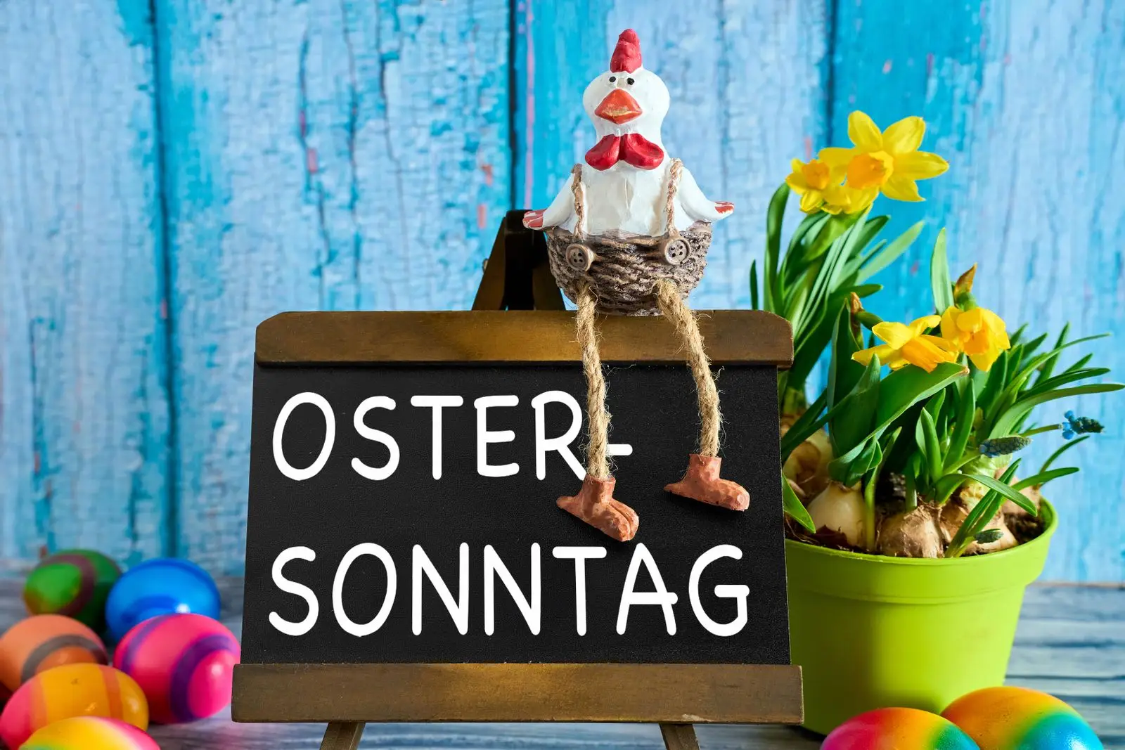 Ostersonntag tafel mit deko-huhn & ostereiern