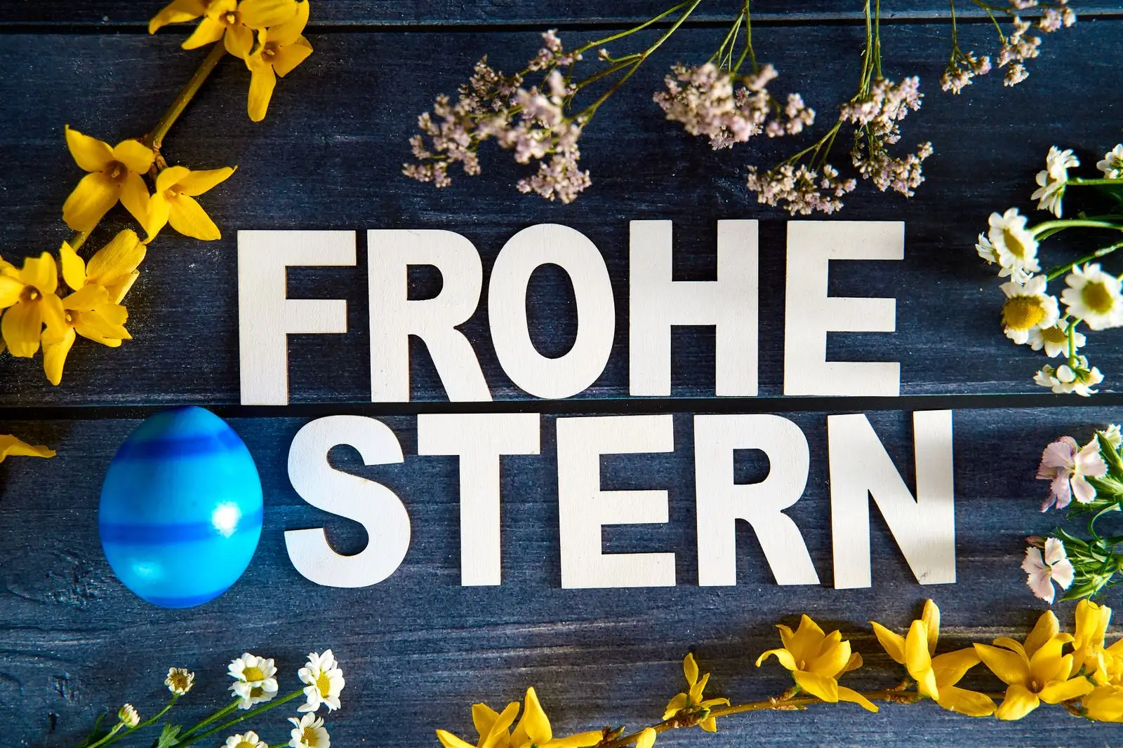 Schöne ostern bild mit schriftzug frohe ostern