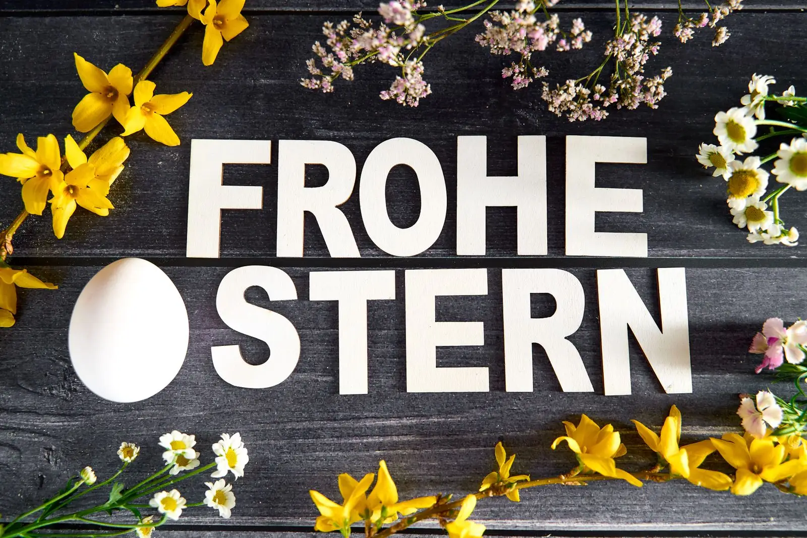 Schöne ostertage neben schriftzug frohe ostern