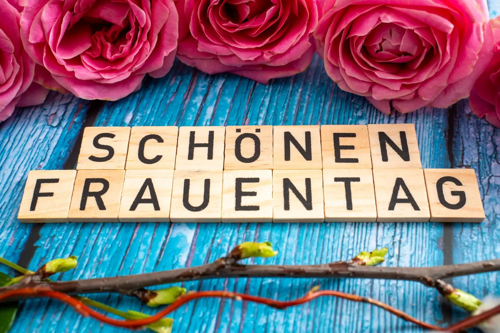 Schonen frauentag mit schriftzug und rosen