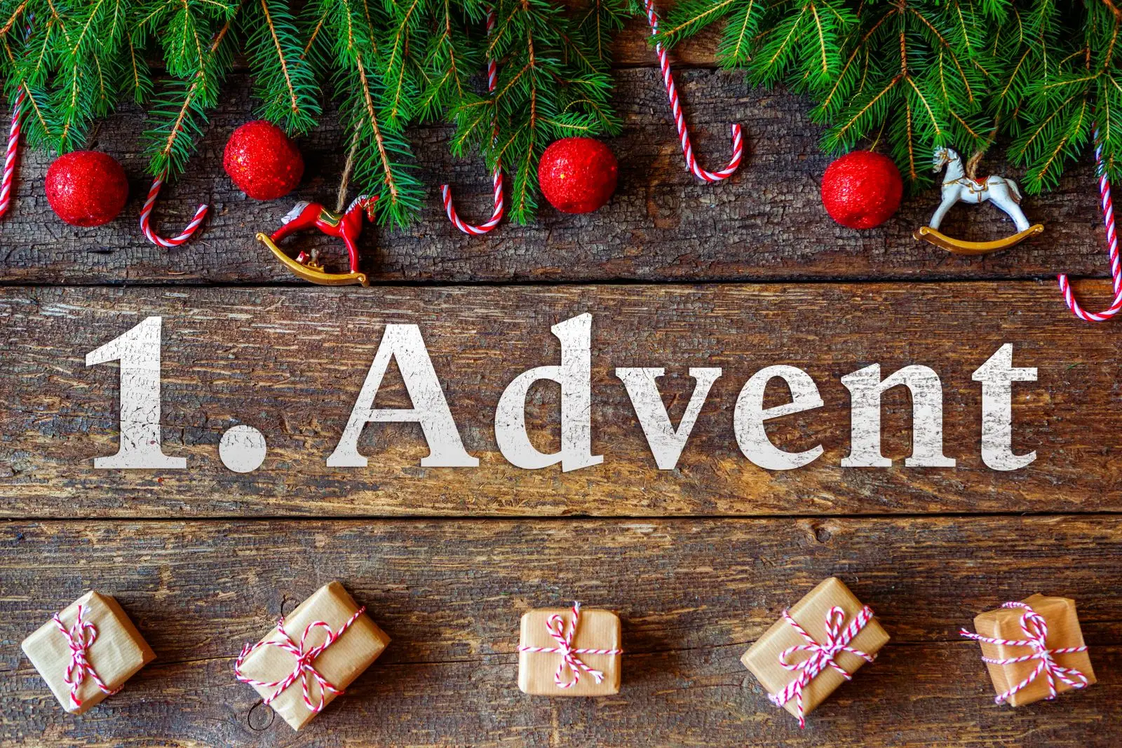 Schönen 1 advent wünschen 1 schonen ersten advent mit tannenzweigen geschenken und weihnachtsdeko auf holz Schönen ersten advent mit tannenzweigen, geschenken und weihnachtsdeko auf holz.