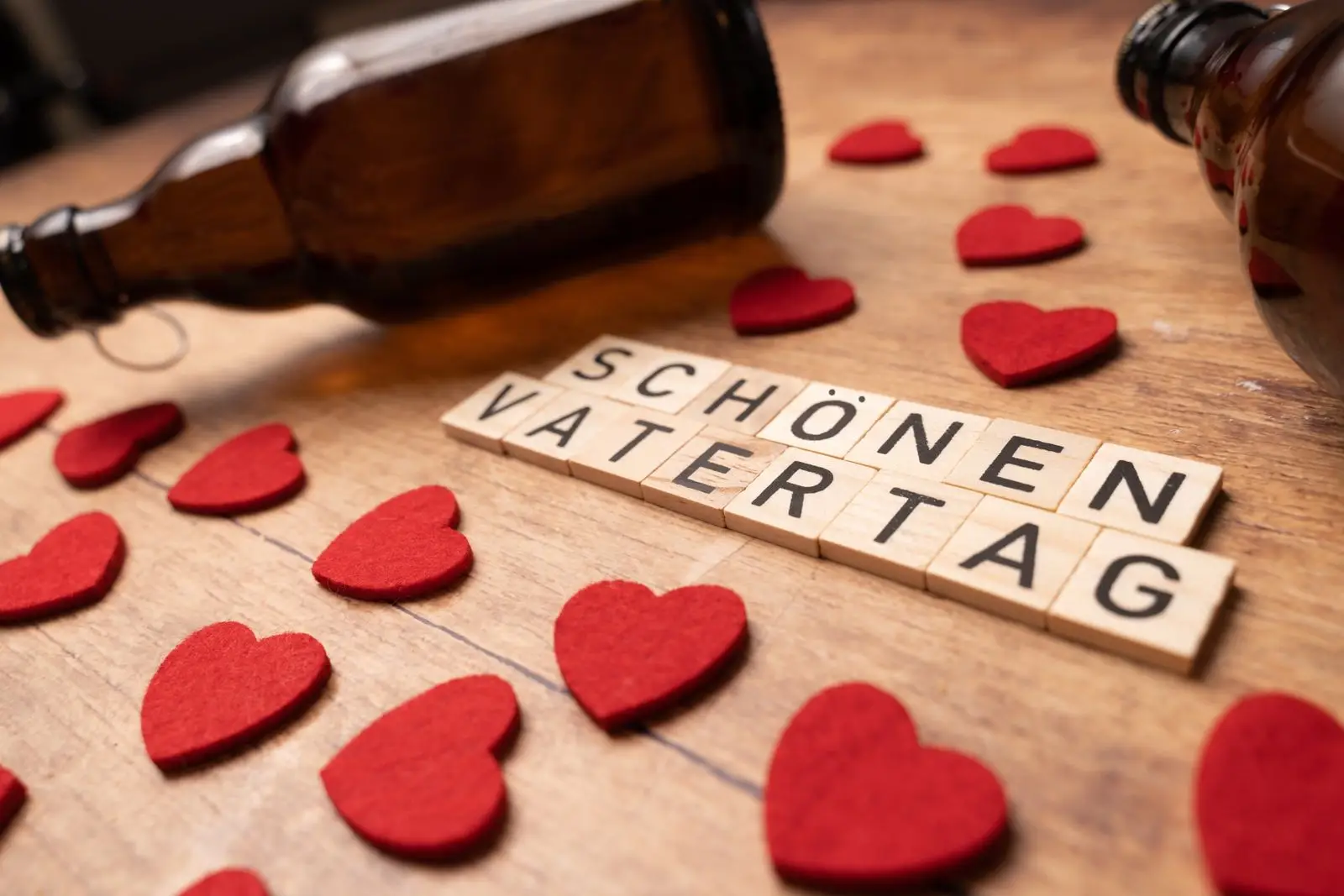 Schriftzug schönen vatertag mit herzen zum vatertag