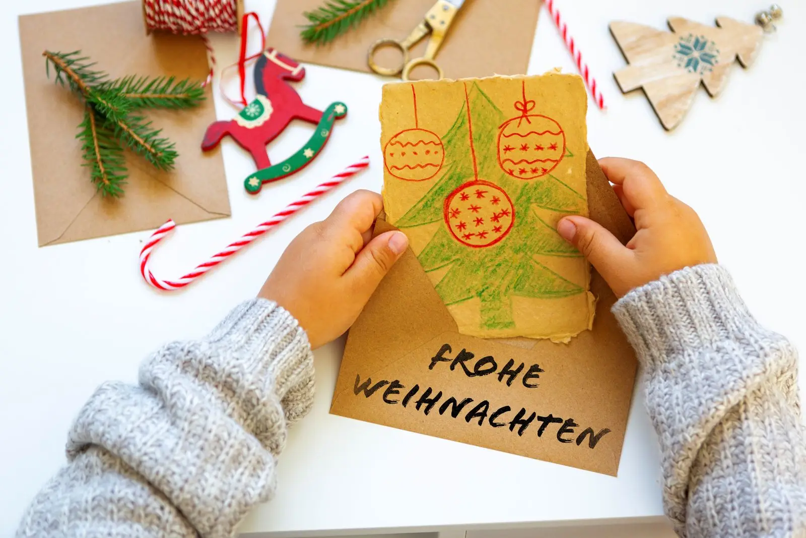 Selbstgemachte weihnachtskarte mit tannenbaum