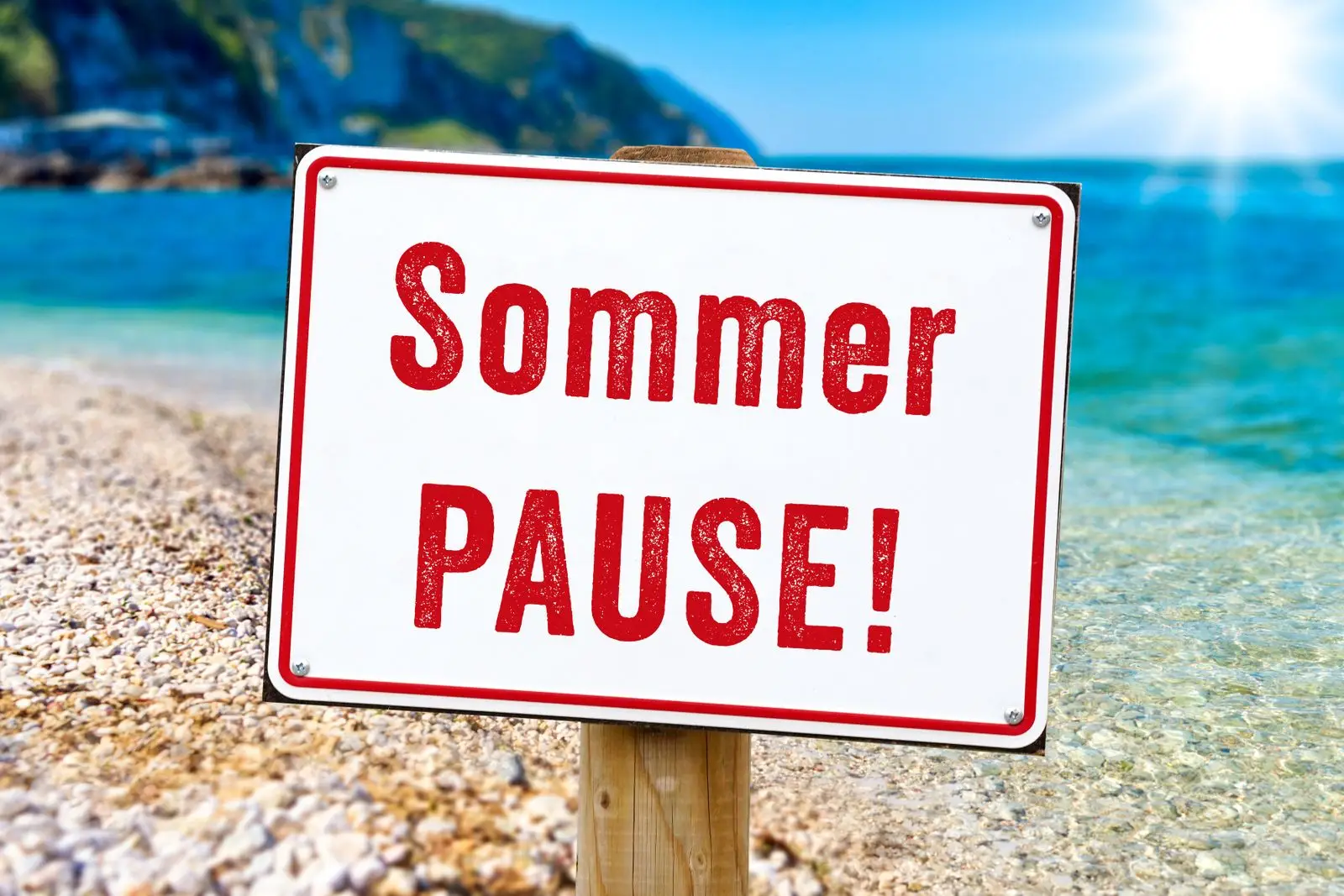Sommerpause schild am strand vor blauem meer