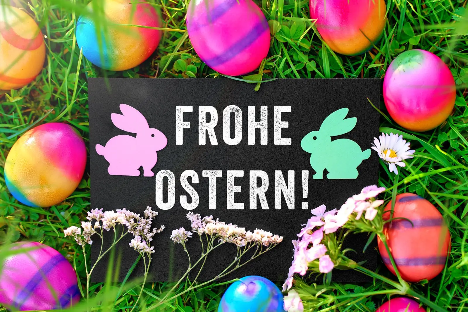 Spruch frohe ostern neben ostereier und hase