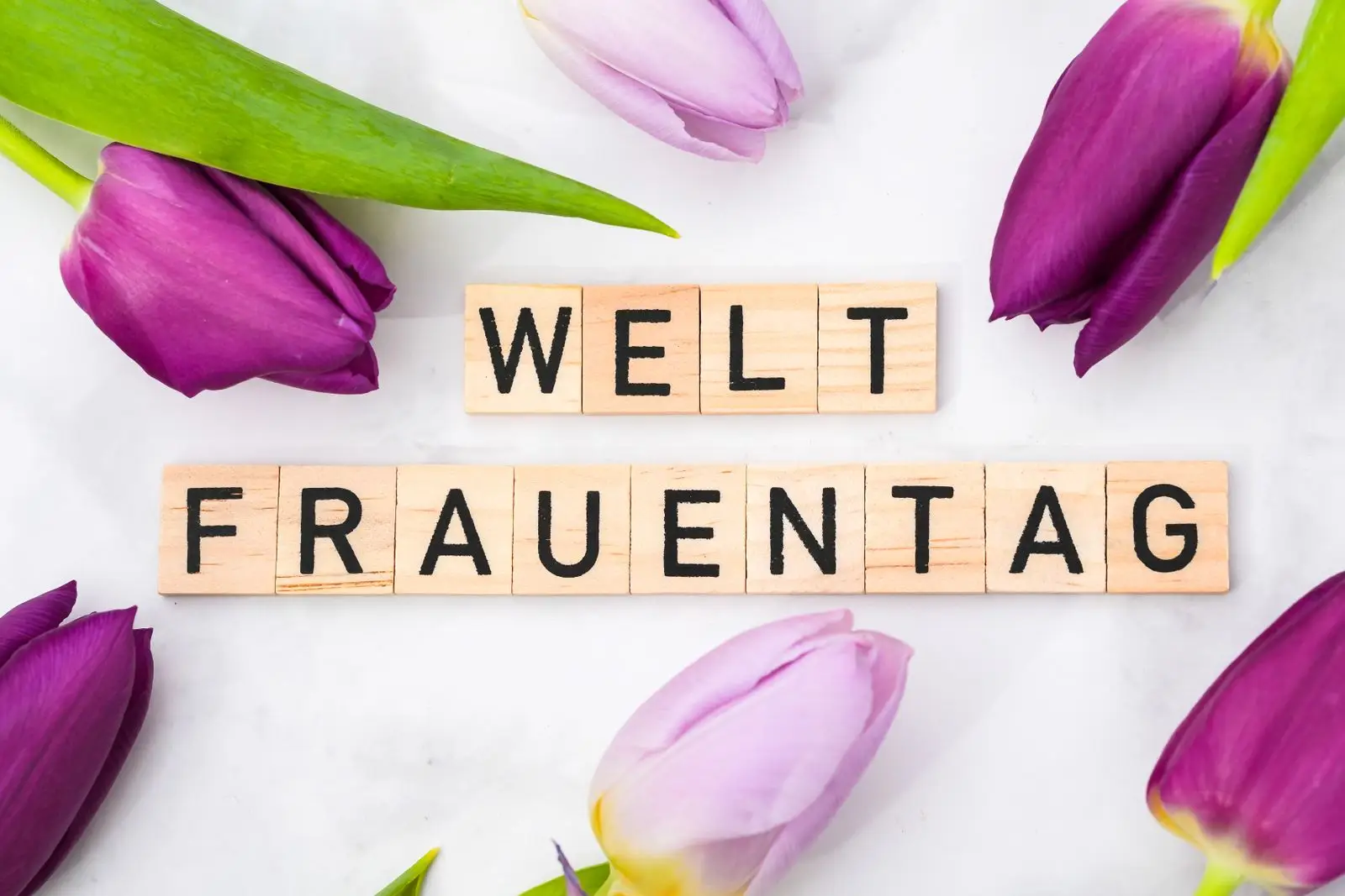 Spruch zum weltfrauentag mit gruß und blumen