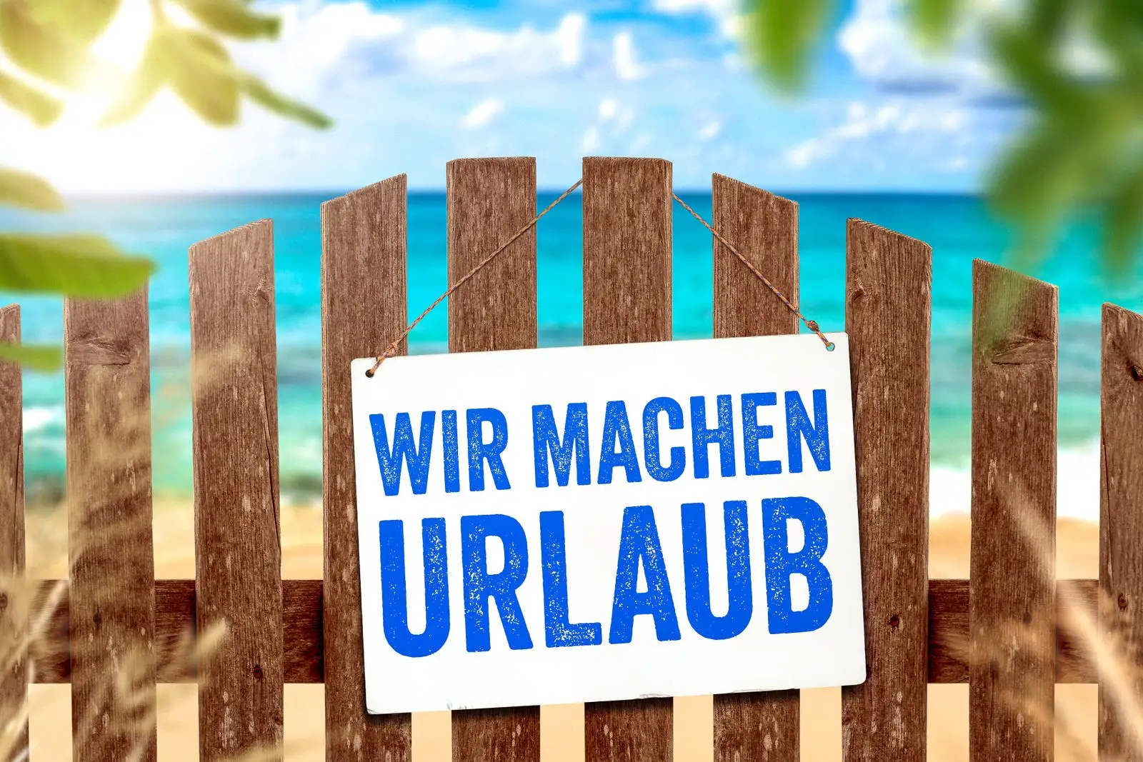 Urlaub gruß – schild wir machen urlaub vor strandkulisse