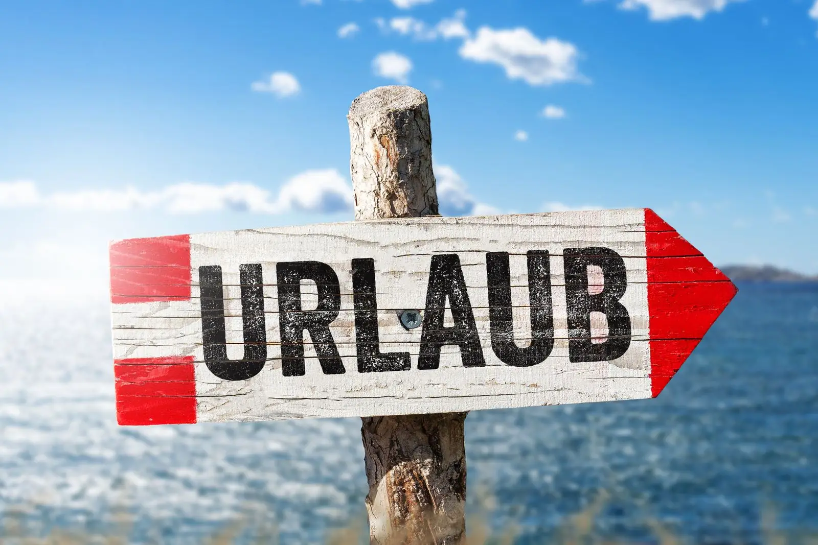 Urlaub schild am meer mit urlaubsgruß