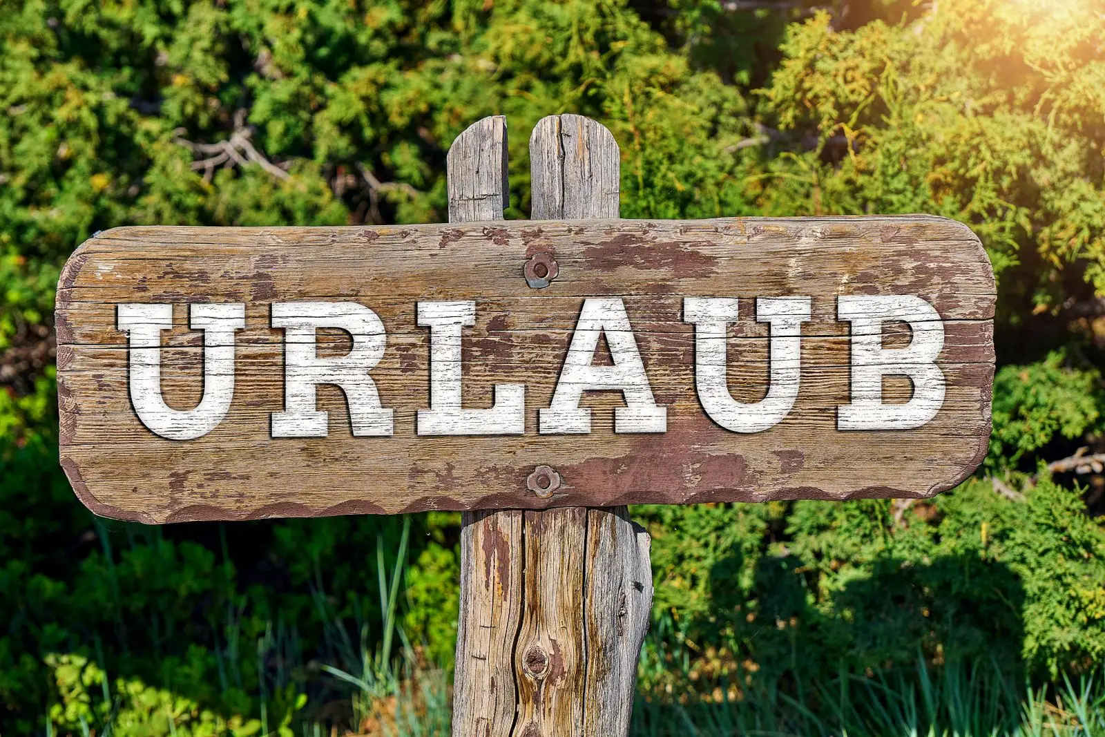 Urlaub schild aus holz – motiv für urlaubsgrüße