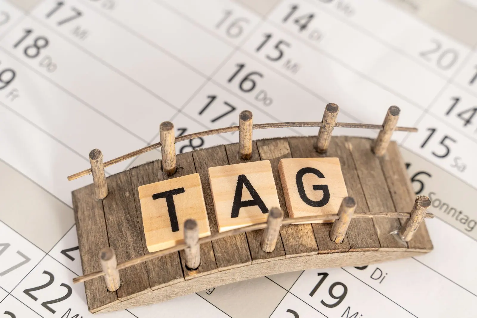 Urlaub durch bruckentage in sachsen. Brucke und tag auf kalender