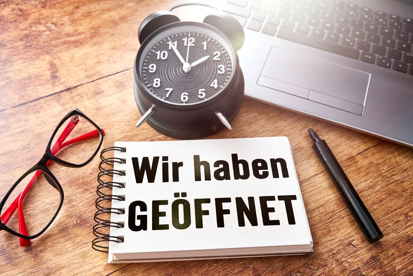 Wir haben geöffnet - bild von uhr