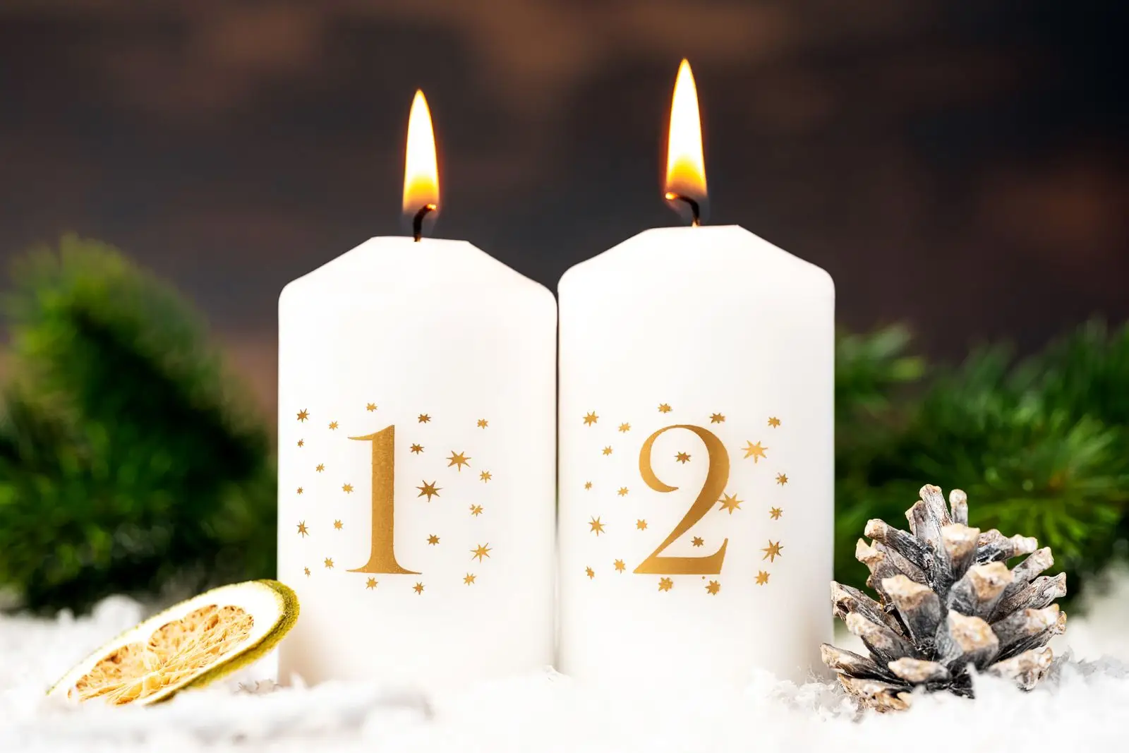 2. Adventsgrüße 1 zwei weise adventskerzen mit den zahlen 1 und 2 weihnachtliche adventsgruse zum zweiten advent Zwei weiße adventskerzen mit den zahlen 1 und 2, weihnachtliche adventsgrüße zum zweiten advent.