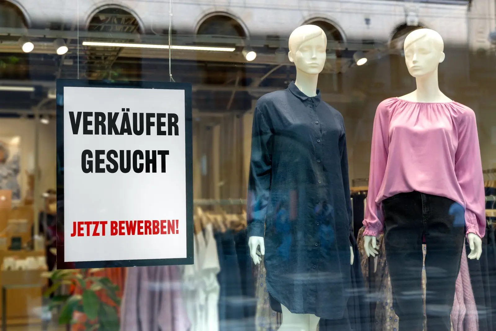 „verkaufer gesucht im schaufenster – verkaufer gesucht