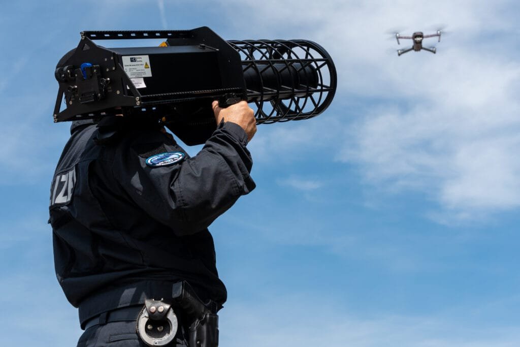 Hightech-schutzschirm für bayern: söder und herrmann eröffnen drohnen-abwehrzentrum (dkaz) 1 dkaz muenchen 4 Polizist zielt mit einem drohnenjammer auf eine drohne