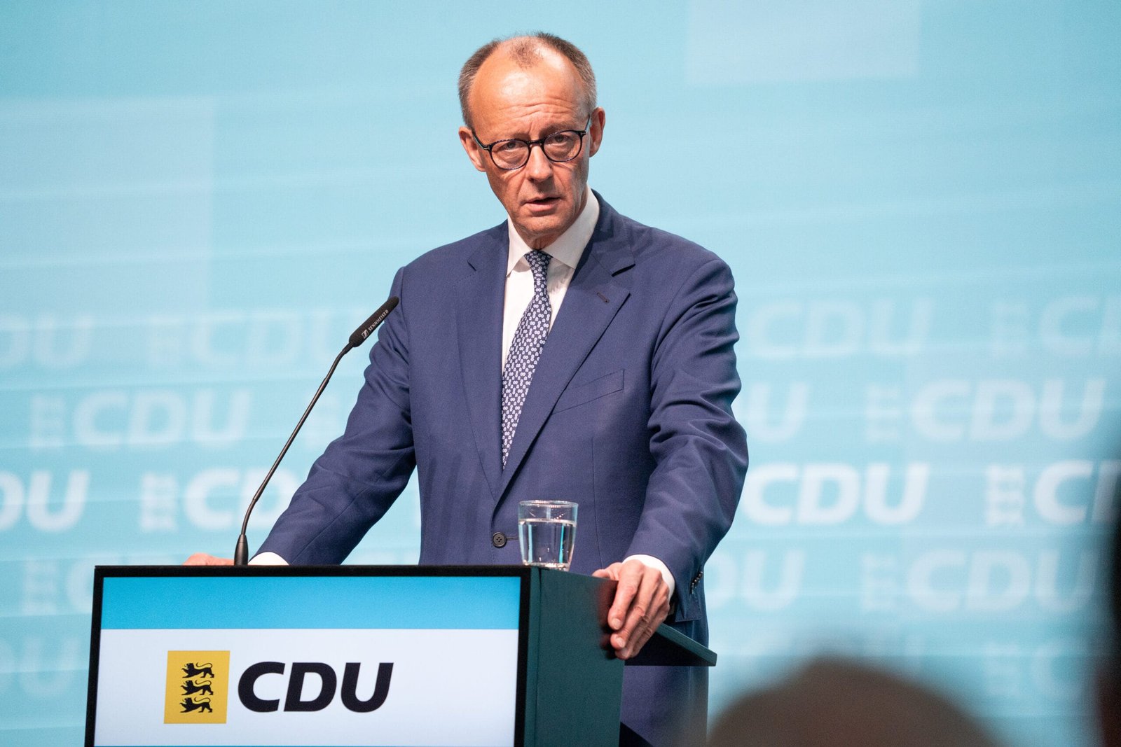 Bundeskanzler Friedrich Merz spricht am Podium zu den Mitgliedern der Partei.