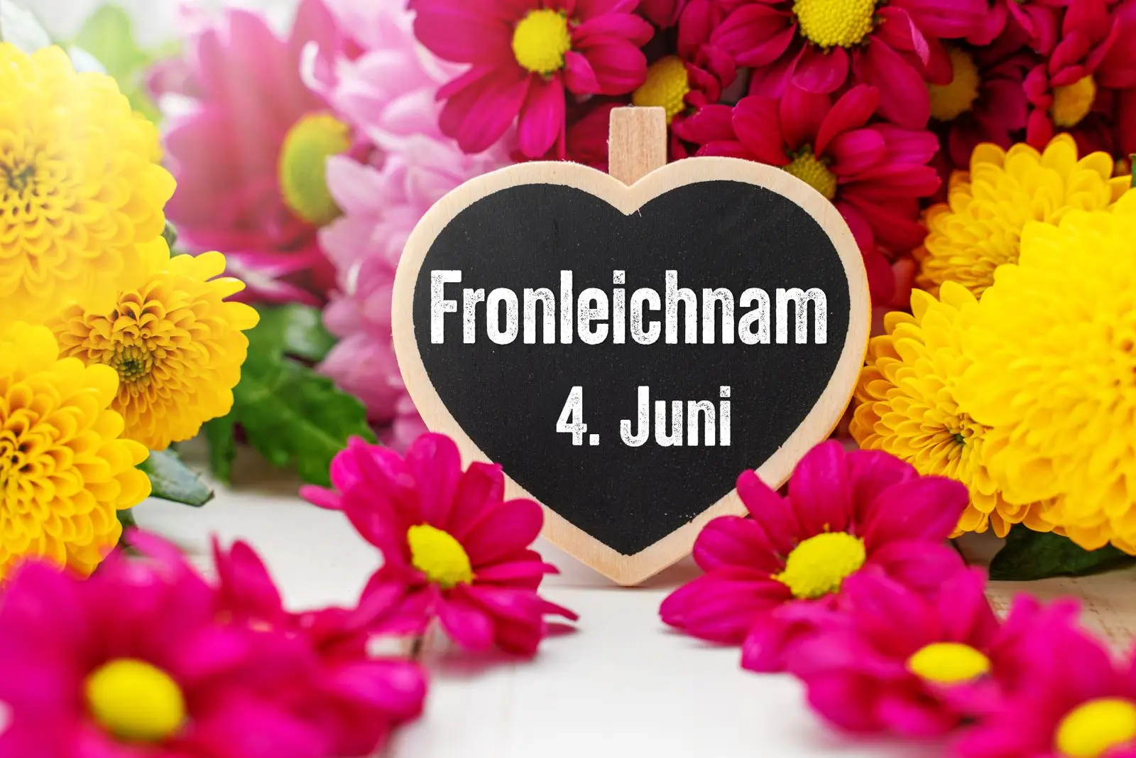 Fronleichnam 2026 - 4 juni auf herz neben blumen zum feiertag