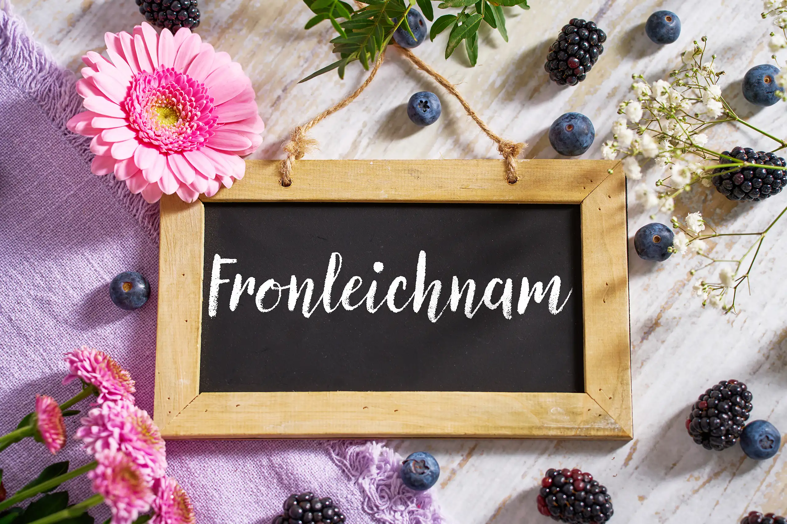 Fronleichnam bild mit blumen, beeren und dekorativer tafel als festliches motiv zum katholischen feiertag fronleichnam