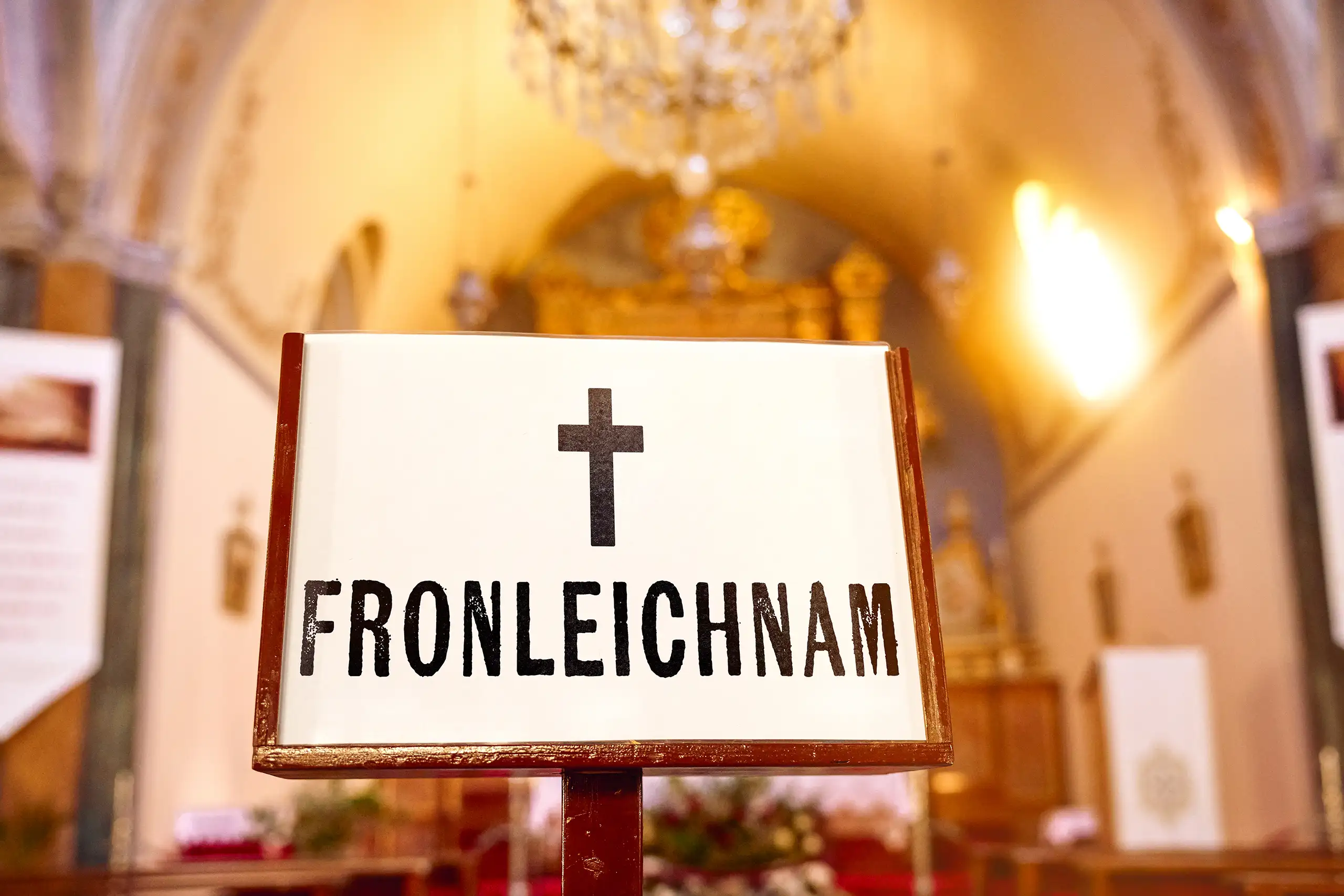 Fronleichnam symbol mit kreuz, buch in kirche