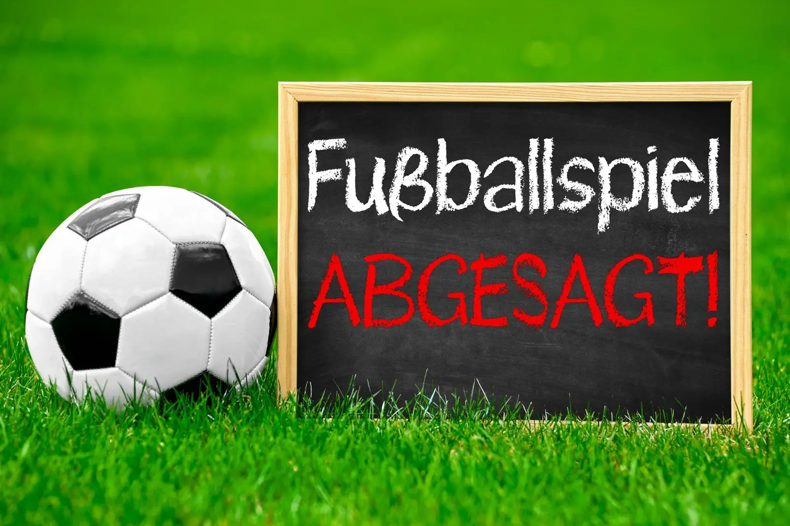Fußballspiel abgesagt bilder – spielabsage im fußball 1 fusballspiel abgesagt Fußballspiel abgesagt mit fußball vor hinweistafel auf grünem fußballfeld