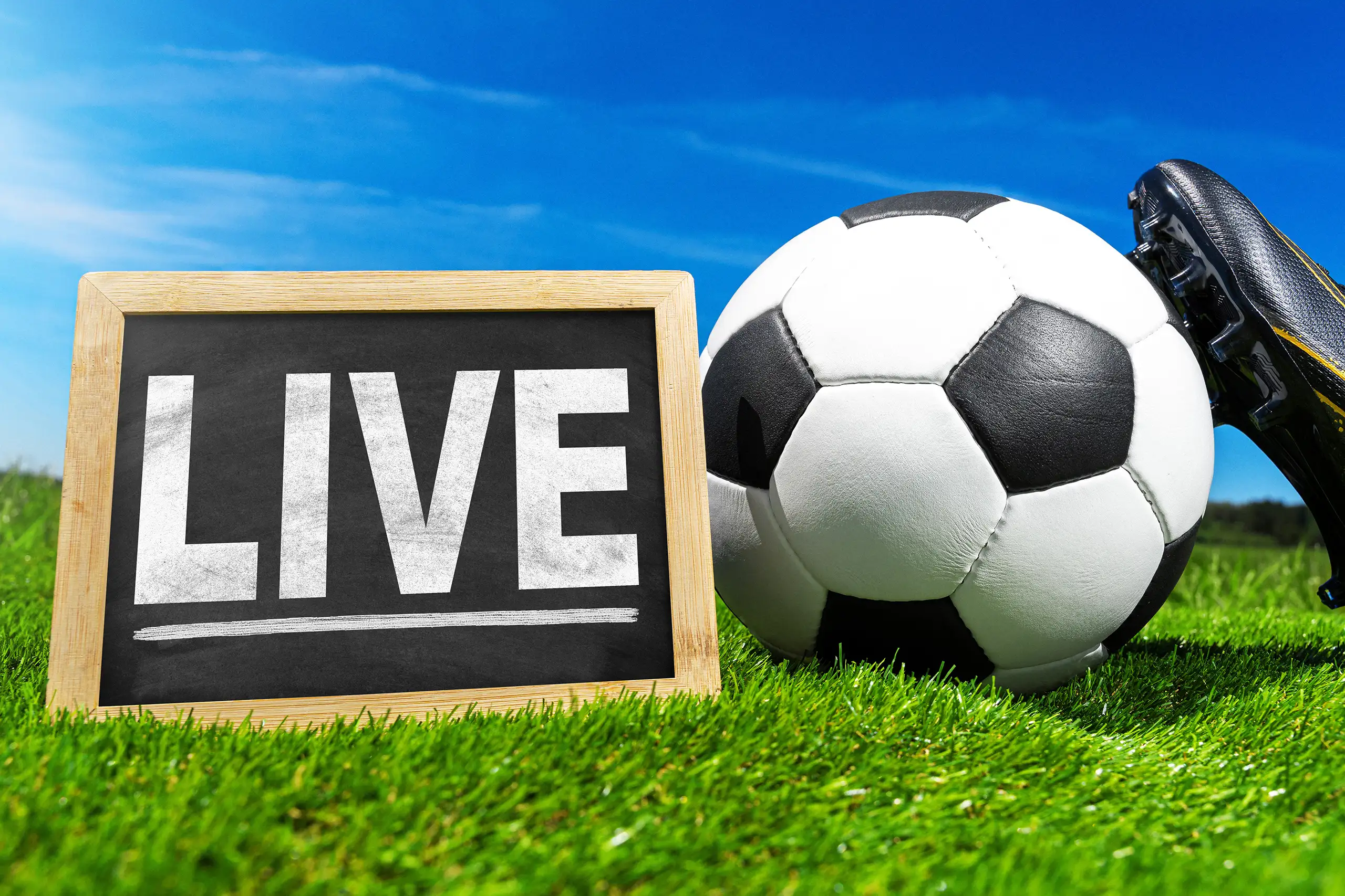 Fußball live mit fußball und live-tafel auf dem spielfeld für aktuelle spielübertragungen.