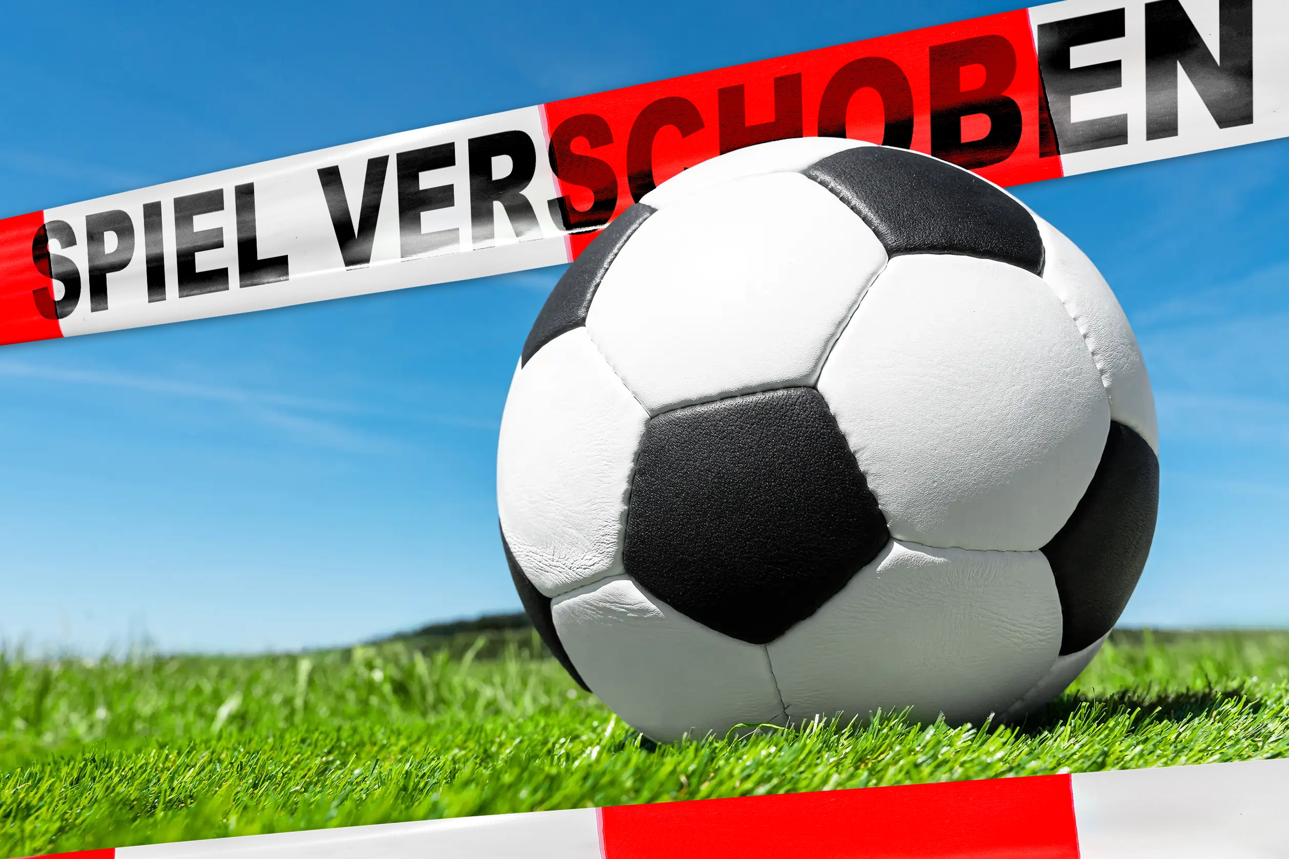 Fußballspiel verschoben wegen wetter, platzsperre oder organisatorischen gründen mit fußball und hinweisband „spiel verschoben“