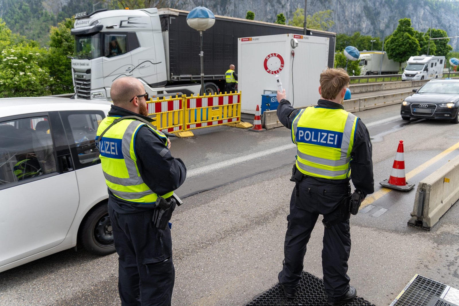 Verschärfte grenzkontrollen: bundesinnenminister und ministerpräsident in kiefersfelden 4 grenzkontrolle bayern 2 scaled Grenzkontrolle bayern 2 scaled