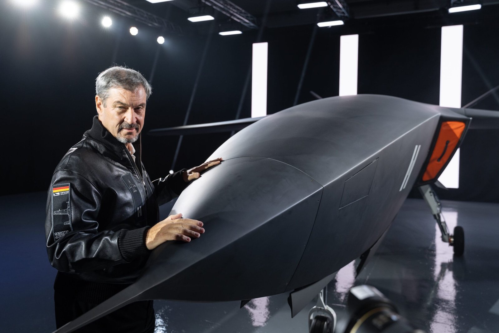 Ministerpräsident von bayern dr. Markus söder (csu) neben einem modell von einem neuen flugabwehrsystem der firma helsing germany gmbh bei der präsentation von ca-1 europa, auf dem flughafengelände der grob aircraft in tussenhausen