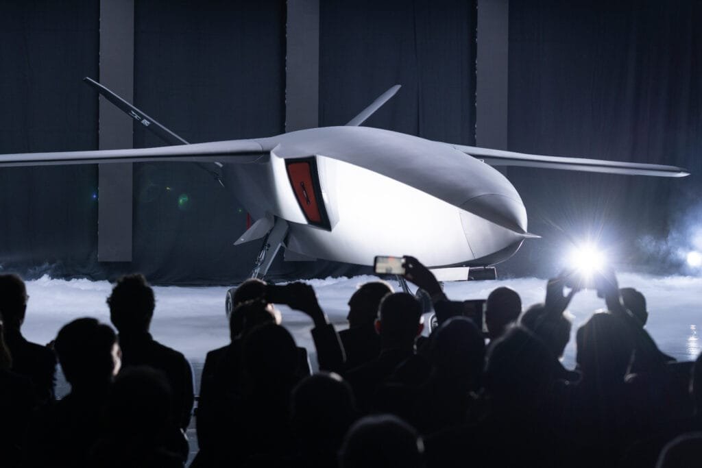 Helsing und grob präsentieren unbemannten kampfjet ca-1 europa 4 helsing 2 Präsentation der helsing germany gmbh auf dem flughafengelände von grob aircraft in tussenhausen. Modell einer ca-1 europa drohne, luftverteidigungssystem