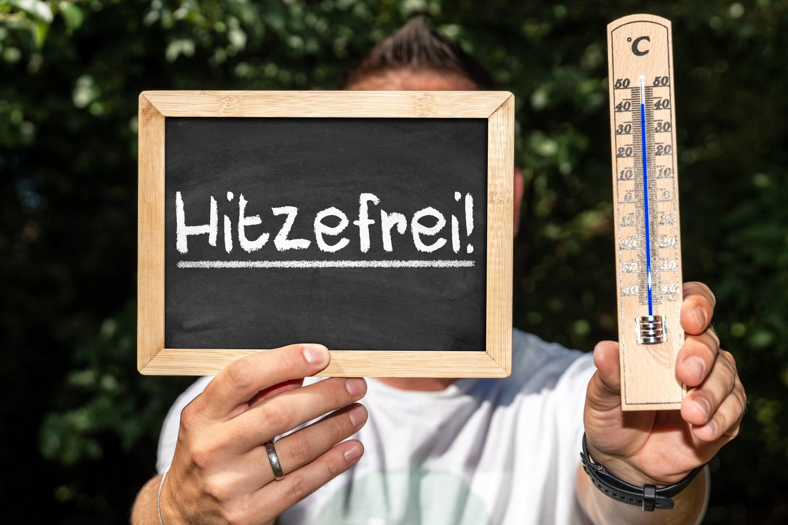 Hitzefrei schild neben thermometer