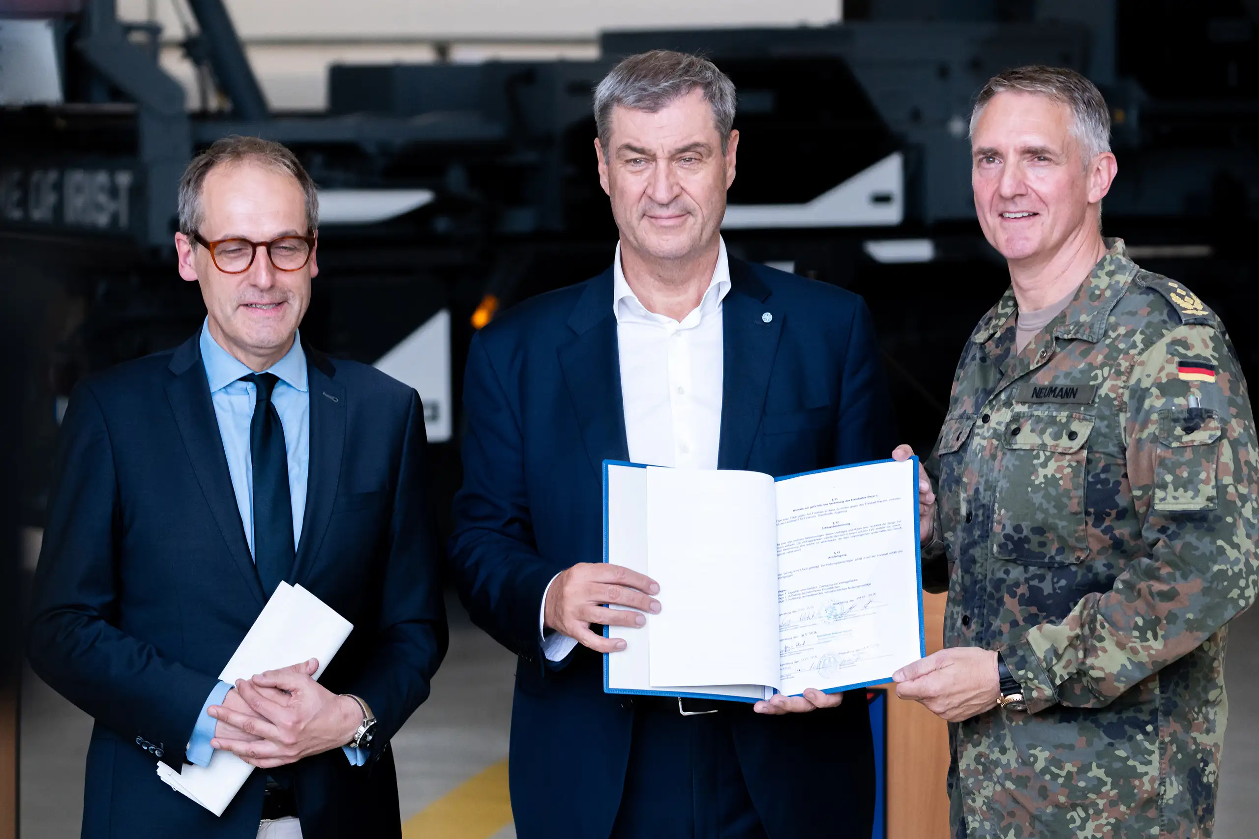 Arrow-sensor süd kommt in den großraum kaufbeuren 1 markus soeder kaufbeuren 1 Alexander götz, markus söder und holger neumann zeigen die überlassungsurkunde auf dem fliegerhorst kaufbeuren