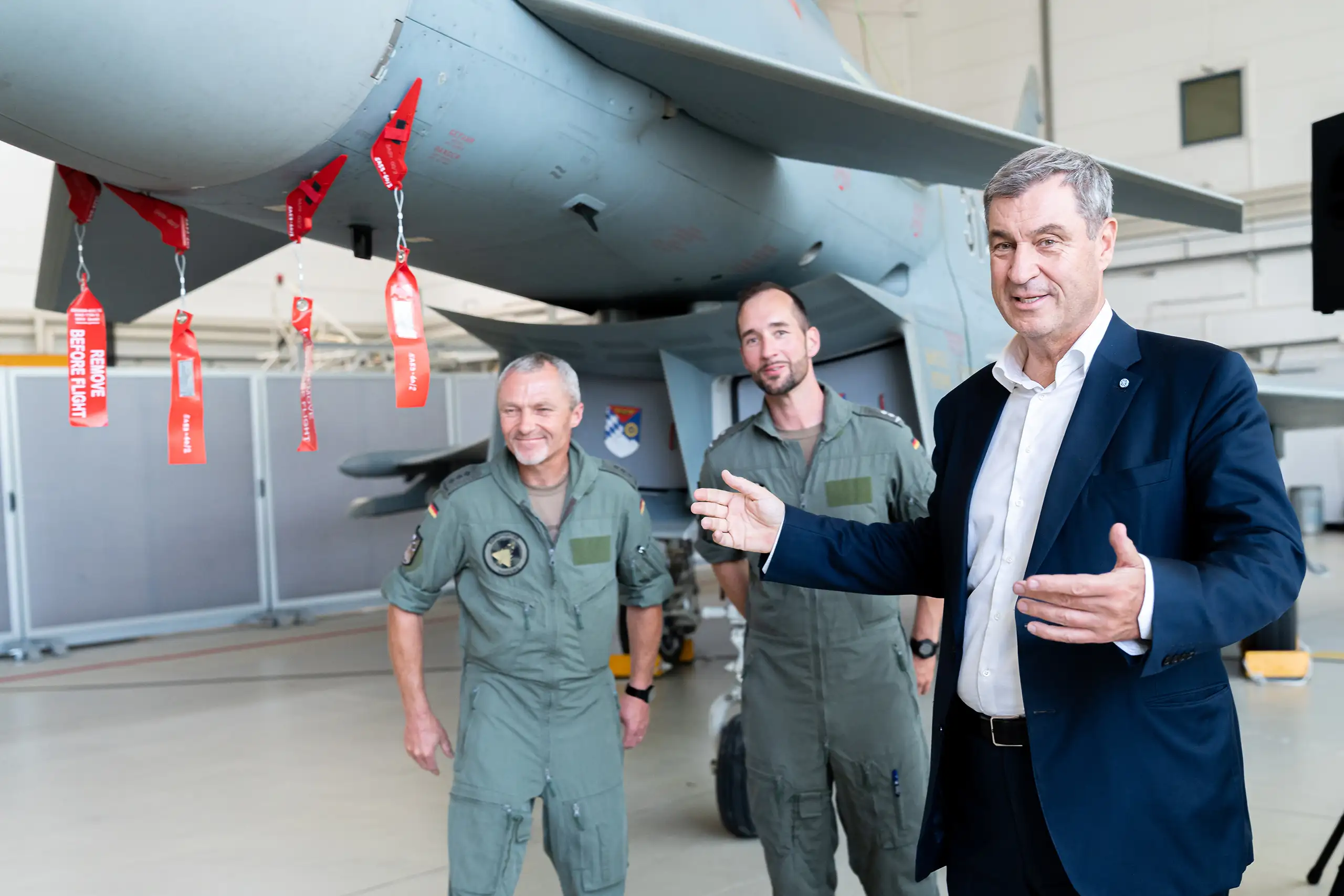 Arrow-sensor süd kommt in den großraum kaufbeuren 2 markus soeder kaufbeuren 3 Markus söder mit zwei bundeswehrangehörigen vor einem militärischen ausbildungsflugzeug in einer halle in kaufbeuren