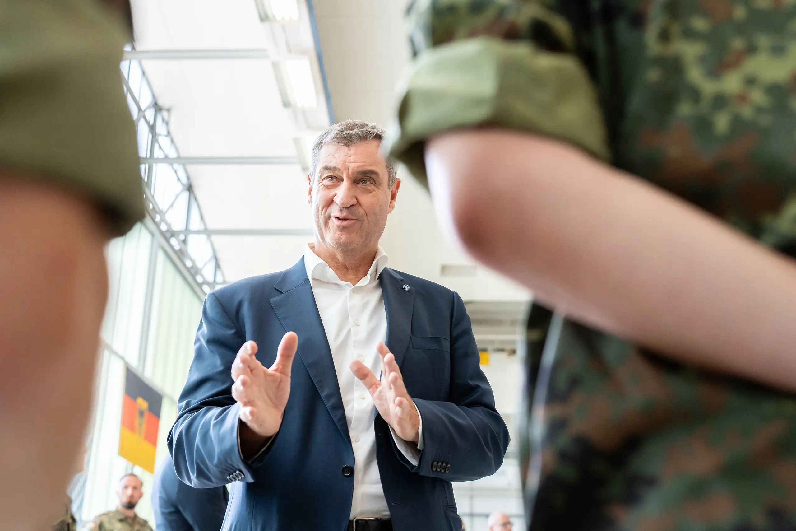 Ministerpräsident Markus Söder spricht auf dem Fliegerhorst Kaufbeuren mit Angehörigen der Bundeswehr